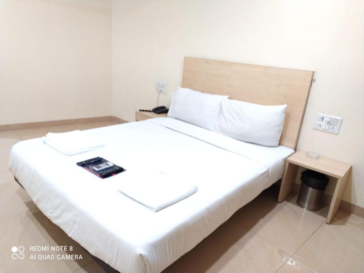 U Life Hotel Mumbai Exterior foto